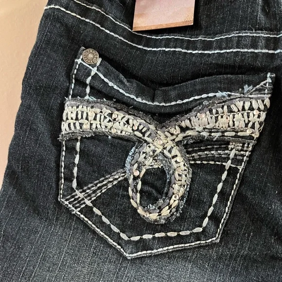 NWT Truce Juniors Size 7 Denim Shorts with Chain Detail - Picture 3 of 4